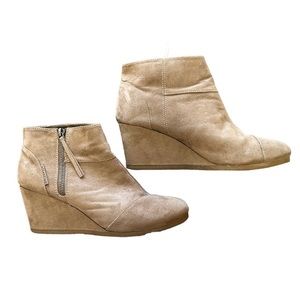 Attention Emmy Taupe size 9 wedge ankle boots EUC